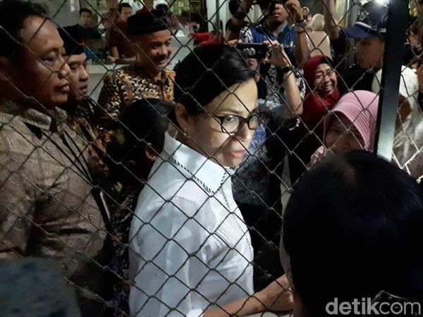 Berkemeja Putih, Sri Mulyani Blusukan ke Pasar Sukoharjo