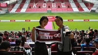 Sementara fans Vissel Kobe berpose di tribun stadion sambil membentangkan poster bertulis Infinit Iniesta, yang menjadi simbol perpisahan Iniesta dengan Barcelona beberapa waktu lalu. Ya, Iniesta merupakan legenda hidup Barca usai menyumbang puluhan trofi dalam kurun 22 tahun kebersamaannya. (Foto: Buddhika Weerasinghe/Getty Images)