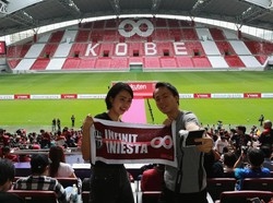 Sementara fans Vissel Kobe berpose di tribun stadion sambil membentangkan poster bertulis Infinit Iniesta, yang menjadi simbol perpisahan Iniesta dengan Barcelona beberapa waktu lalu. Ya, Iniesta merupakan legenda hidup Barca usai menyumbang puluhan trofi dalam kurun 22 tahun kebersamaannya. (Foto: Buddhika Weerasinghe/Getty Images)