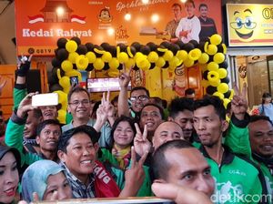 Asyik Layani Foto Bareng, Cawagub Sumut Sihar Batal Beli Kopi Mantu Jokowi Asyik Layani Foto Bareng, Cawagub Sumut Sihar Batal Beli Kopi Mantu Jokowi