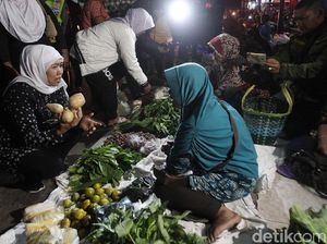 Prihatin dengan Gelapnya Pasar Kepung Kediri, Ini Kata Khofifah