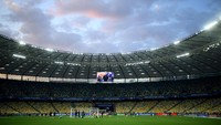 Real Madrid menggelar latihan terbuka di Stadion NSC Olimpiyskiy, Kiev, Ukraina, sebagai persiapan menghadapi Liverpool di partai final Liga Champions di tempat yang sama, Minggu (27/5/2018) dini hari nanti. Cuacanya teduh memayungi latihan Madrid. (Foto: David Ramos/Getty Images)