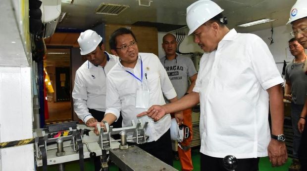 Menkominfo Rudiantara saat meninjau penggelaran kabel optik laut Palapa Ring paket Tengah