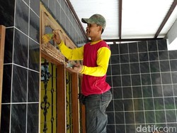 Jelang Lebaran, Tukang Pelitur Ini Kebanjiran Order