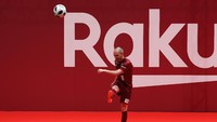 Iniesta menendang kencang bola yang baru saja ia juggling. Pemain berusia 34 tahun itu dikenal punya kontrol bola mumpuni di atas lapangan. (Foto: Buddhika Weerasinghe/Getty Images)