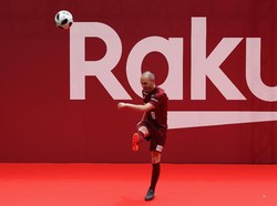 Iniesta menendang kencang bola yang baru saja ia juggling. Pemain berusia 34 tahun itu dikenal punya kontrol bola mumpuni di atas lapangan. (Foto: Buddhika Weerasinghe/Getty Images)