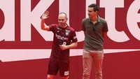 Iniesta berdiri di panggung dan melambaikan tangannya ke arah penonton yang memadati tribun stadion. (Foto: Buddhika Weerasinghe/Getty Images)