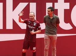Iniesta berdiri di panggung dan melambaikan tangannya ke arah penonton yang memadati tribun stadion. (Foto: Buddhika Weerasinghe/Getty Images)
