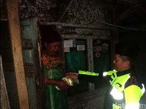 Polisi Sahur di Sukabumi, Bangunkan Warga dan Beri Sembako