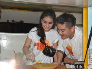 Gaya Ayu Ting Ting dan Boy William Jualan Martabak