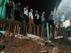 Longsor di Petukangan Jaksel, 30 Pasukan Oranye Dikerahkan