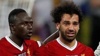 Mohamed Salah terlihat sedih dan sangat terpukul dengan kondisi yang harus dia hadapi (REUTERS/Andrew Boyers)