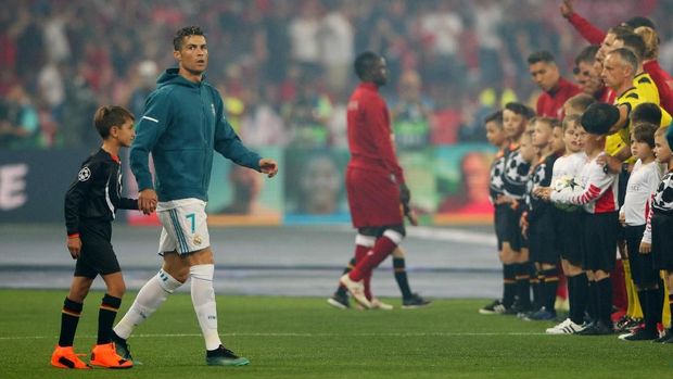 Cristiano Ronaldo gagal mencetak gol di final, namun tetap meraih penghargaan sepatu emas Liga Champions musim ini.