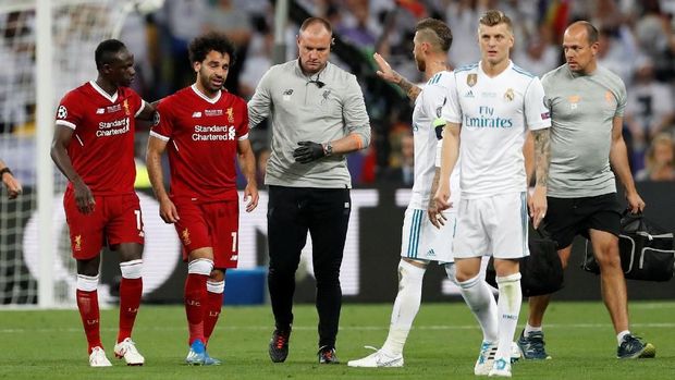 Momen saat Mohamed Salah harus meninggalkan lapangan karena cedera.
