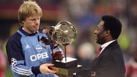 Siapa tak kenal sosok Oliver Kahn di era 1990-an? Karakternya begitu kuat: ia cekatan, emosional, dan yang pasti dikenal karena ekspresinya yang terkesan galak. (Foto: Alex Livesey /Allsport)