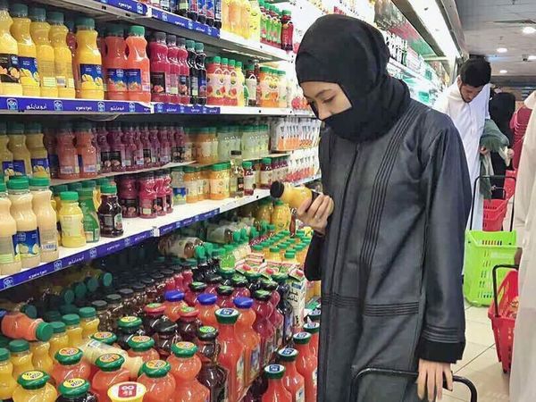 Mantap Berhijab, Indah Dewi Pertiwi Tetap Hobi Kulineran