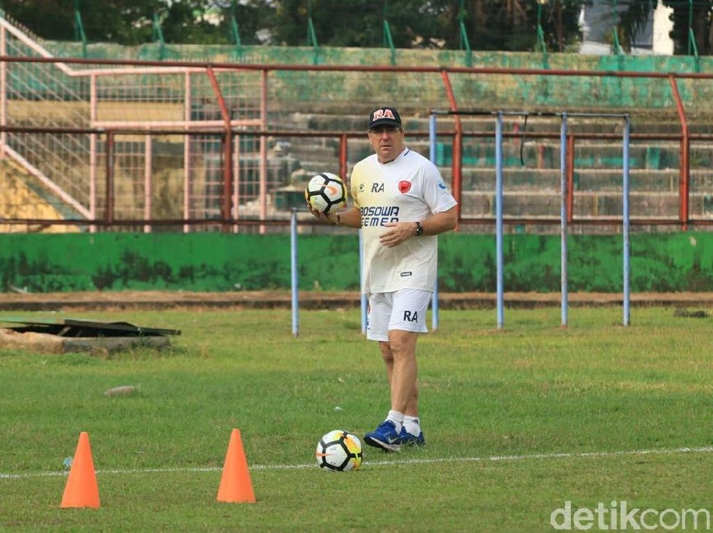 Robert Rene Alberts Beri Sinyal Bertahan di PSM Makassar Robert Rene Alberts Beri Sinyal Bertahan di PSM Makassar