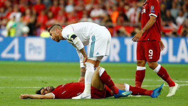 Soccer Football - Champions League Final - Real Madrid v Liverpool - NSC Olympic Stadium, Kiev, Ukraine - May 26, 2018   Liverpool's Mohamed Salah on the floor after a challenge from Real Madrid's Sergio Ramos                     REUTERS/Kai Pfaffenbach