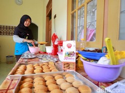 Berkah Ramadan, Penjual Bolu Klemben Banyuwangi Ini Panen Order