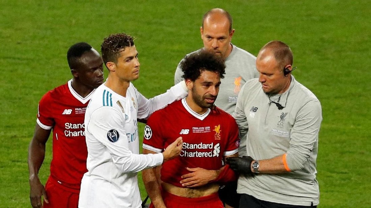 Mohamed Salah meninggalkan lapangan karena cedera dan keikutsertaannya di Piala Dunia 2018 kini jadi spekulasi (Foto: Phil Noble/REUTERS)