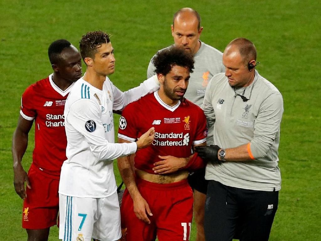 Mo Salah Cedera, Dislokasi Bahu atau Ligament Sprain? Mo Salah Cedera, Dislokasi Bahu atau Ligament Sprain?