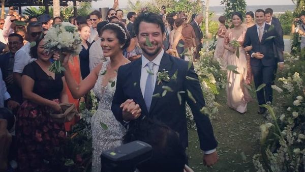 Momen Bahagia Pernikahan Aline Adita-James Midgley