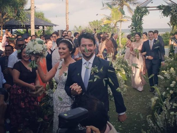 Momen Bahagia Pernikahan Aline Adita-James Midgley