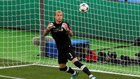 Saat bola tendangan Gareth Bale datang, Loris Karius tampak berencana menjauhkan bola dengan kedua tangannya. Yang terjadi malah bola melenting ke samping. (Foto: Phil Noble/Reuters)