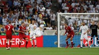 Begini salah satu sudut foto lain dalam tindakan akrobatik Gareth Bale dalam mencetak gol saltonya ke gawang Liverpool. (Foto: Andrew Boyers/Reuters)