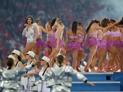 Dua Lipa menghibur penonton final Liga Champions antara Real Madrid vs Liverpool di NSC Olimpiyskiy Stadium, Minggu (27/5/2018) dinihari WIB. (Foto: Hannah McKay /Reuters)