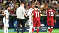 Dalam perjalanan ke luar lapangan, Salah juga sempat berpelukan dengan Sergio Ramos. (Michael Regan/Getty Images)