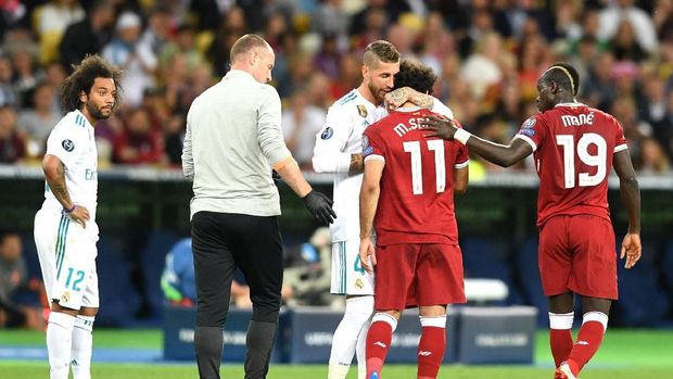 Sergio Ramos memeluk Mohamed Salah yang berjalan ke luar lapangan di final Liga Champions 