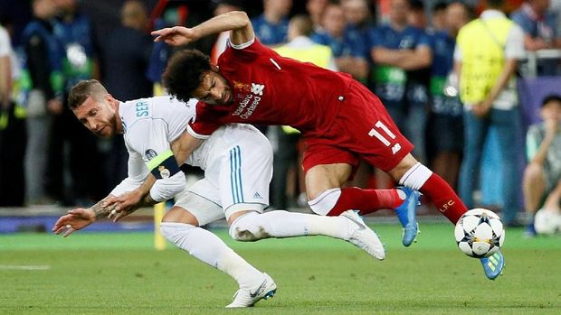 Soccer Football - Champions League Final - Real Madrid v Liverpool - NSC Olympic Stadium, Kiev, Ukraine - May 26, 2018   Liverpool's Mohamed Salah injures his shoulder in a challenge with Real Madrid's Sergio Ramos      REUTERS/Gleb Garanich