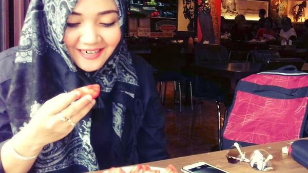 Lama Tak Terlihat, Ini Pose Cantik Penyanyi Religi, Sulis Saat Makan