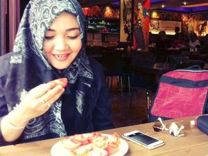 Lama Tak Terlihat, Ini Pose Cantik Penyanyi Religi, Sulis Saat Makan