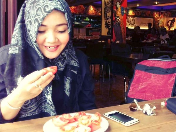 Lama Tak Terlihat, Ini Pose Cantik Penyanyi Religi, Sulis Saat Makan