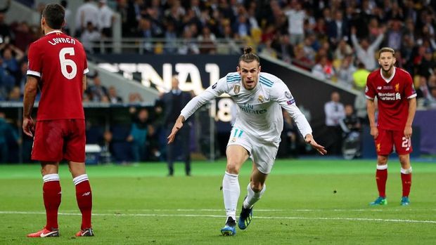 Gareth Bale merayakan gol pertama ke gawang Liverpool.