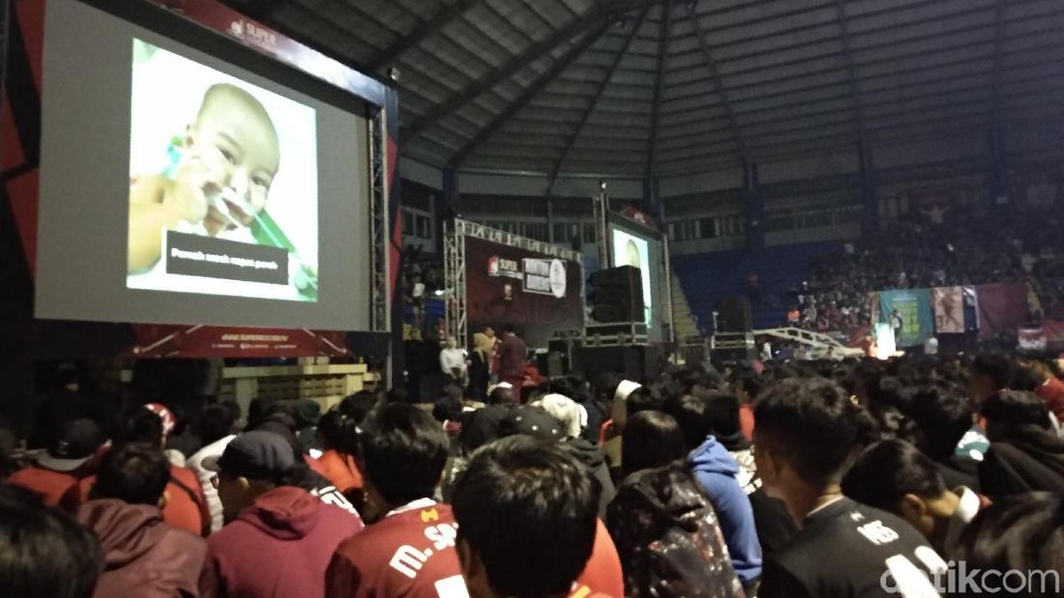 BIGREDS Bandung menggelar nobar final Liga Champions sambil menggalang donasi (Foto: Mochamad Solehudin)