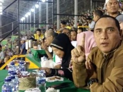 Pulang Umrah, Cagub Edy Langsung Nonton Laga PSMS