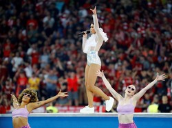 Pemilihan Dua Lipa sebagai penampil jelang kick-off final Liga Champions 2017/2018 bukan tanpa alasan. Penyanyi kelahiran London itu adalah salah satu penyanyi muda terpopuler saat ini. (Foto: Kai Pfaffenbach/REUTERS)
