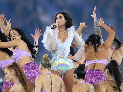 Tampil 40 Menit, Dua Lipa Guncang Final Liga Champions