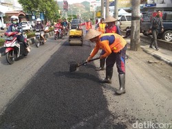 Persiapan Mudik, Tim Sapu Lubang Mulai Perbaiki Jalur Selatan Jatim