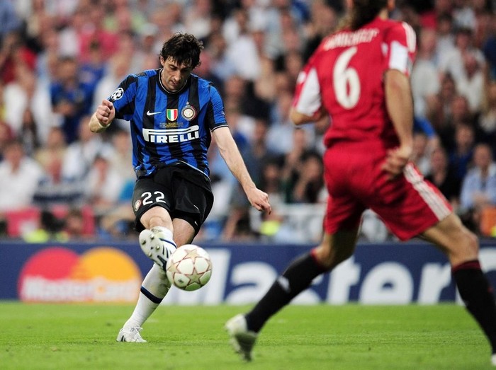 MADRID, SPAIN - MAY 22:  Diego Milito of Inter Milan scores the second goal during the UEFA Champions League Final match between FC Bayern Muenchen and Inter Milan at the Estadio Santiago Bernabeu on May 22, 2010 in Madrid, Spain.  (Photo by Shaun Botterill/Getty Images)