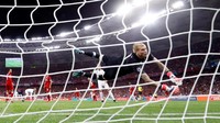Loris Karius gagal menangkap bola hasil tendangan salto Gareth Bale, yang di kejauhan terlihat mengamati hasil sepakannya. (Foto: Kai Pfaffenbach/Reuters)