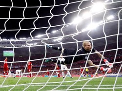 Loris Karius gagal menangkap bola hasil tendangan salto Gareth Bale, yang di kejauhan terlihat mengamati hasil sepakannya. (Foto: Kai Pfaffenbach/Reuters)