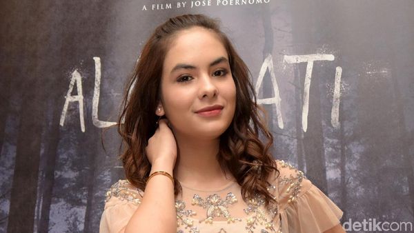 Gaya Dewasa Stefhanie Zamora