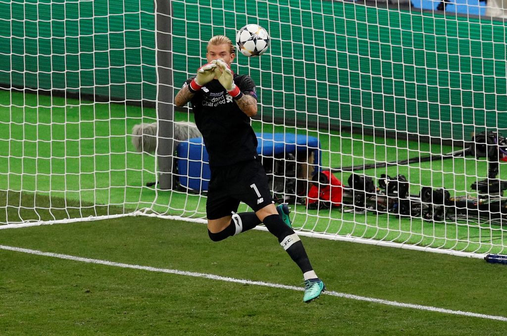 Soccer Football - Champions League Final - Real Madrid v Liverpool - NSC Olympic Stadium, Kiev, Ukraine - May 26, 2018   Liverpool's Loris Karius fumbles the ball as Gareth Bale scores Real Madrid's third goal   REUTERS/Phil Noble