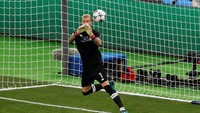 Lalu datanglah blunder berikutnya dari Loris Karius, yang niscaya bakal bikin Liverpudians masih geleng-geleng mengingatnya. Ia keliru mengantisipasi bola tendangan Gareth Bale. (Foto: Phil Noble/Reuters)