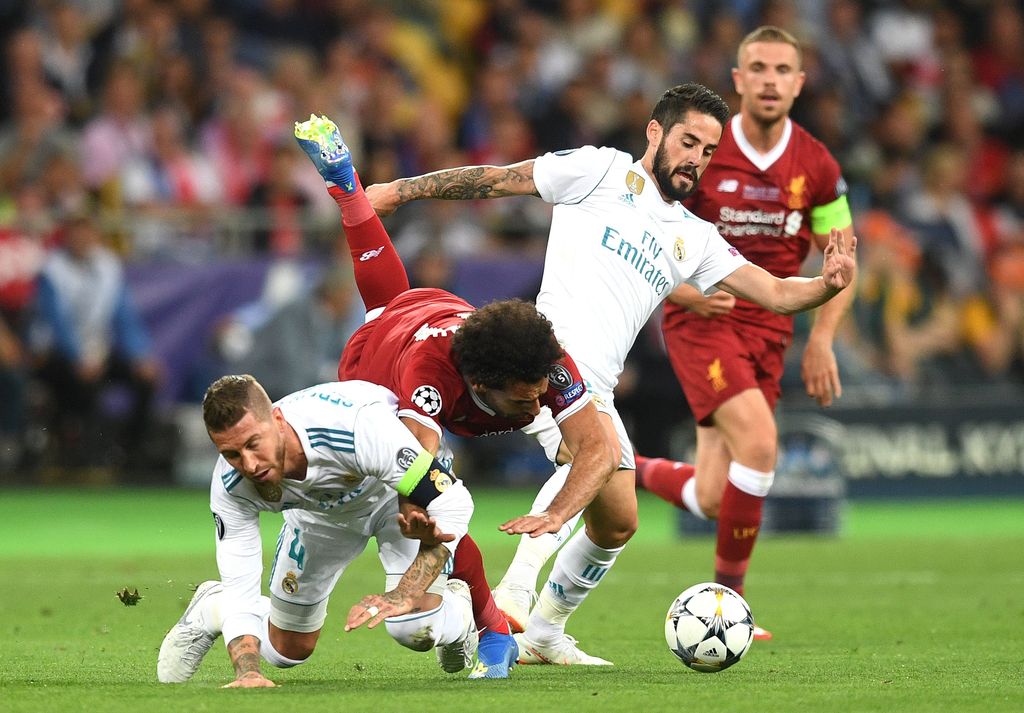 KIEV, UKRAINE - MAY 26:  Mohamed Salah of Liverpool falls and lands on his shoulder after a collision with Sergio Ramos of Real Madrid, leading to him going off injured during the UEFA Champions League Final between Real Madrid and Liverpool at NSC Olimpiyskiy Stadium on May 26, 2018 in Kiev, Ukraine.  (Photo by Michael Regan/Getty Images)