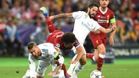 Ramos dan Salah sama-sama terjatuh. Tapi tangan Salah terjepit oleh Ramos dan kemudian tertindih oleh badan kapten Real Madrid itu. (Michael Regan/Getty Images)
